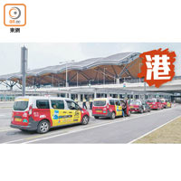 駕駛者斥香港口岸範圍指示不清，落客上客有混亂。（朱先儒攝）