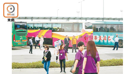 有非專營巴士公司不滿，到大橋香港口岸上客需最少提前三天申請。