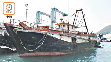 執法人員截獲一艘涉嫌非法拖網捕魚的蝦拖漁船。