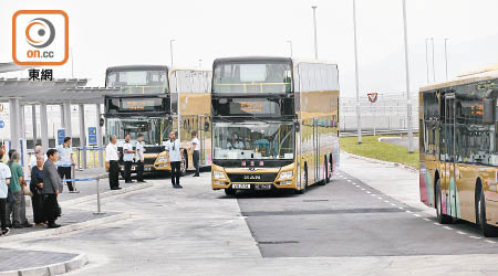 大橋穿梭巴士營運商決定放寬行李重量及體積限制。