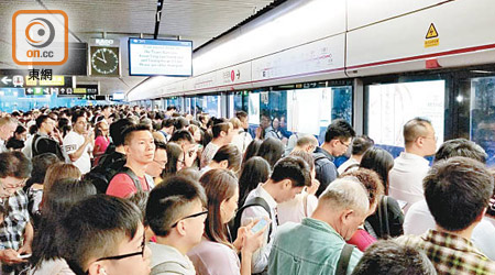港鐵推出「預計候車時間」查詢服務，於金鐘站試行。