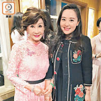 靚女歌唱家周詠琁（右）喺生日會上獻唱後，即趕夜機去北京，「美容教母」鄭明明（左）都讚佢有心。