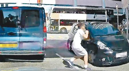 男童罔顧交通情況在馬路亂闖險捱撞。（互聯網圖片）