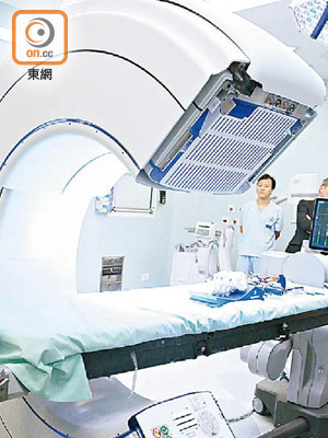 香港港安醫院引入首部第二代O型臂X光儀，提供立體影像協助進行脊椎手術。（李志湧攝）