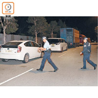 警方在錦壆路調查最新一宗賊司機盜竊案。