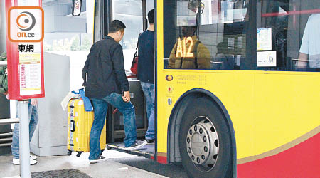 運輸署計劃將所有往市區方向的機場「A」線巴士在大橋香港口岸設站。