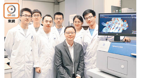 李祥（右三）與研究團隊研發一種新型抑制劑，能成功降低急性骨髓性白血病細胞中致癌基因程度。
