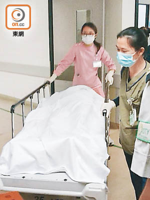 少女遺體被舁送殮房。（梁裔楠攝）