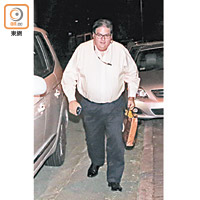 Mark Simon匆忙抵達黎宅。