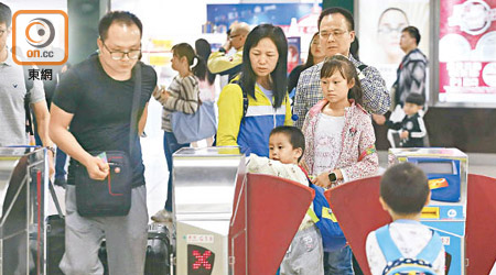 港鐵昨日及今日推出特別車費安排，成人八達通可享小童票價優惠。（陳德賢攝）