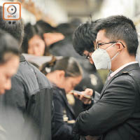 一三年內地發現禽流感傳染力擴大，疫症期間上海居民坐地鐵亦戴上口罩。