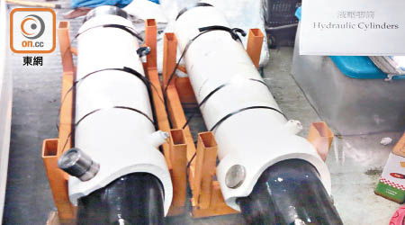 兩支液壓唧筒以鋼材製造，共重五百公斤。（曾志恒攝）