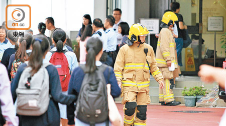 消防員到場時，學生已疏散到操場。（張開裕攝）