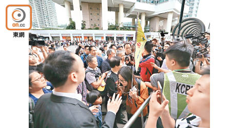 穿橙色衣服的內地女領隊被監察行動的人員包圍，一度情緒激動哭泣。