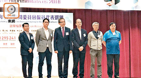 五名僱員代表為陳耀光（左一）、鄧家彪（左二）、周小松（右三）、李國強（右二）及梁籌庭（右一）。（工聯會提供）