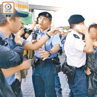 警方拘捕一名涉搶手機的女子（右一）。