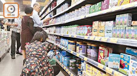 內地旅客在東涌超市狂掃奶粉。