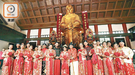 十對婚齡超過二十年的夫妻參加近兩小時中國傳統婚嫁儀式。（袁志豪攝）