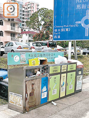 新界鄉村的回收垃圾箱經常被其他雜物塞滿而影響功能。