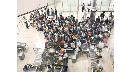大批旅客湧向安檢閘口。（互聯網圖片）