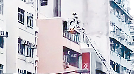 香港仔<br>消防員升起雲梯視察起火單位情況。（互聯網圖片）