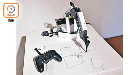 浸大視覺藝術院今年購入可自動繪畫的機械臂供學生使用。（袁志豪攝）