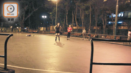 觀塘月華街遊樂場的滾軸溜冰場有教練及學員進行練習。