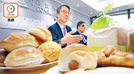 吳志翔（左）提醒市民製三文治時，應減少使用鈉含量較高的醃製餡料。