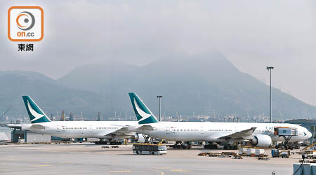 國泰一航班香港着陸後在跑道上跪低而無法自行前往閘口。