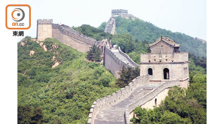 萬里長城是中國著名景點之一。