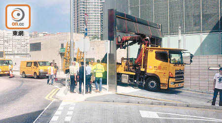 貨車吊臂撞向入口位置路牌。（讀者提供）