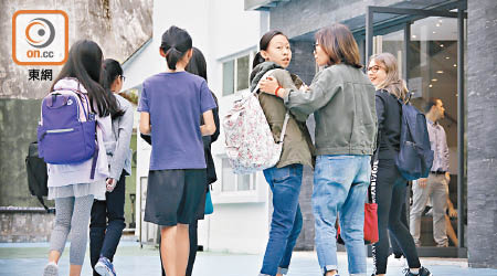 約卅名學生昨回到朗思長沙灣校舍上課。（李志湧攝）