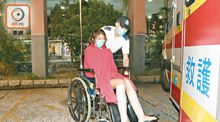女生雙腿燒傷，赤腳送院。（李國健攝）