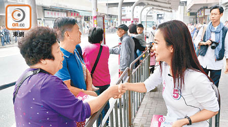 主打民生政綱的陳凱欣（右），昨盡最後努力爭取選民支持。