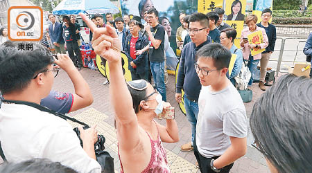 一名戴口罩的中年婦女投訴李卓人集會聲浪過大，對附近居民造成滋擾。