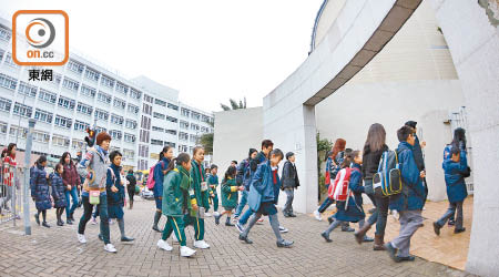 小一生數目比去年跌了12%，楊潤雄指與2012/13學年情況相若，不擔心學校面臨嚴重收生不足。