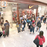 東薈城服裝店內外均擠滿購物遊客。