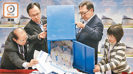 選管會主席馮驊（右二）和政制及內地事務局局長聶德權（左二）在票站開票箱。（黃偉邦攝）
