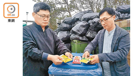 葉文琪（右）指，鋁箔盒成分中有七成五為紙質，兩成五為鋁塑複合物。（趙韻清攝）