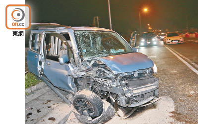 涉事私家車右車頭毀爛。(吳建明攝)