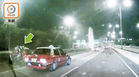 車Cam拍下被撞的士嚴重損毀（綠箭嘴示），路旁可見撞爆喉射出水柱。