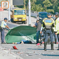 警員用帳篷遮蓋死者遺體。（陳賜慧攝）