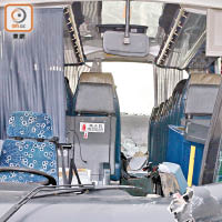 涉事旅巴的司機位配備安全帶，事發後旅巴擋風玻璃粉碎。（沈厚錚攝）