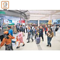 內地遊客入境香港後，急步過關而鮮會在商舖逗留。