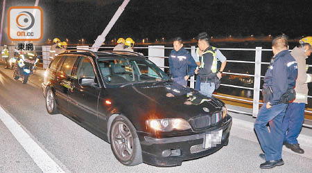 警員及消防員在事主停車現場調查。（梁國雄攝）