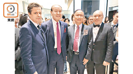 品牌老闆商建光（右二）拍住梁青華（右一）開香港首間零售店，「鐘錶大王」孫秉樞（左二）及品牌首席執行官Jerome Biard（左一）都去見證開心時刻。（余素月攝）