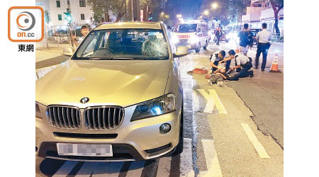 旺角<br>四驅車擋風玻璃爆裂，傷者飛彈車旁，警員到場時傷者仍清醒。（徐晏義攝）