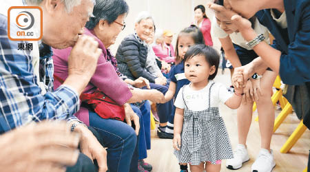 不少「老友記」因有「BB醫生」探望，笑逐顏開。（BB醫生提供）