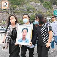劉健昇家屬手持劉的照片到場。