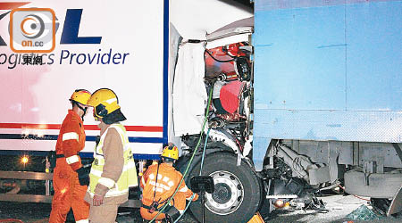 貨車駕駛座夾扁，消防坍塌搜救專隊協助救援。